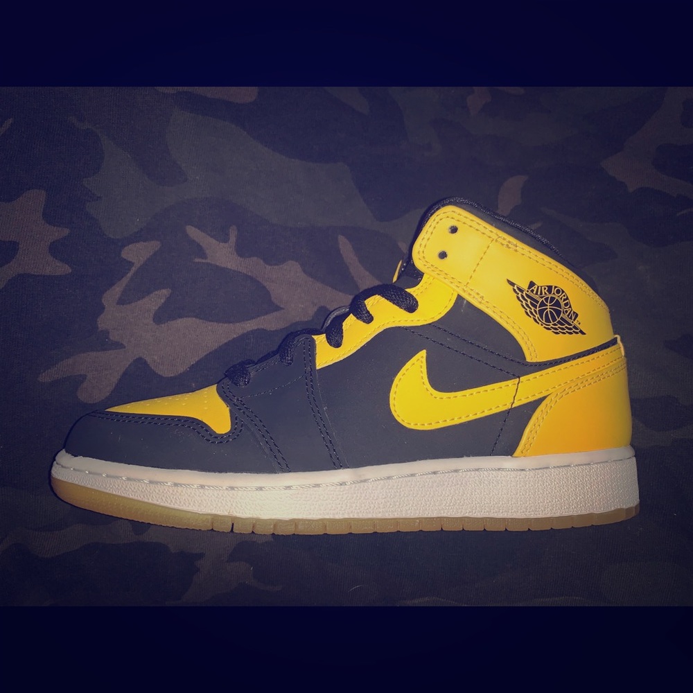 Air Jordan 1 Mid BG YOUTH Size 4 WOMENS Size 6